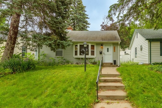Building Photo - awesome 2 bed 1 bath Pet Friendly in Minneapolis Available for Lease