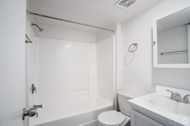 2BR, 2BA - 853SF - Primary Bathroom