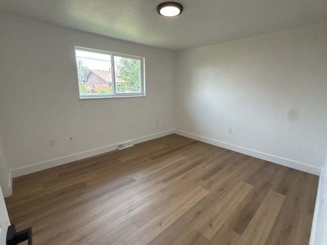 Building Photo - 230 N 11th Ct
