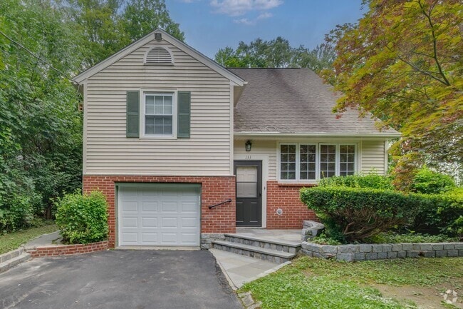 Building Photo - 4-bedroom, 2-bathroom home located in the ...