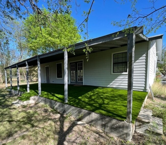 ¡Un gran porche trasero con sombra! - 518 Riverdale Dr