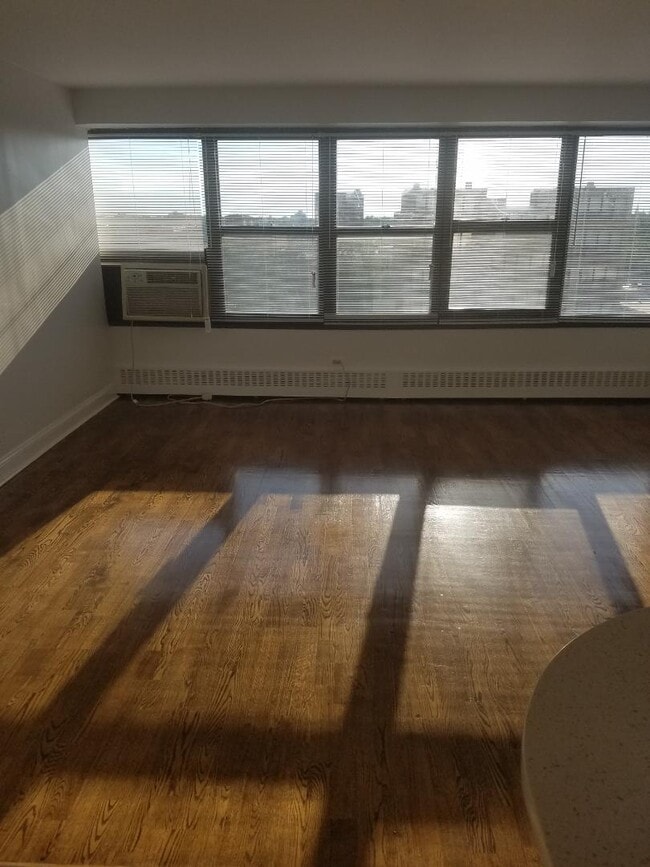 Building Photo - 6030 N Sheridan Rd Rental