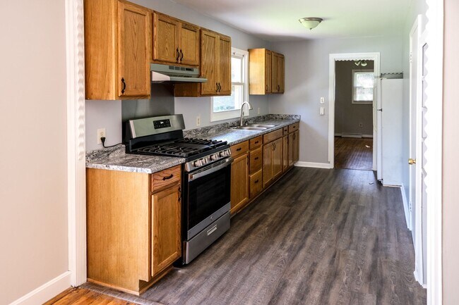 Photo - 3 Bedroom, 2 Bath house with fenced yard!