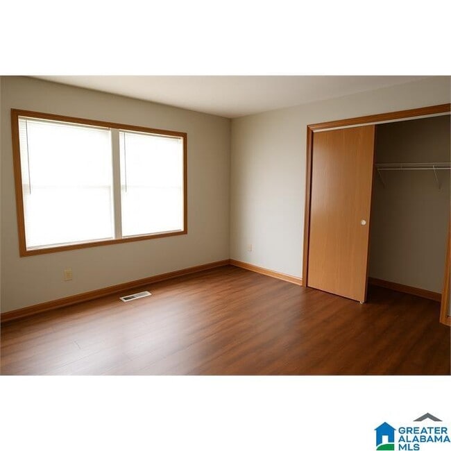 Photo - 611 Center Way S