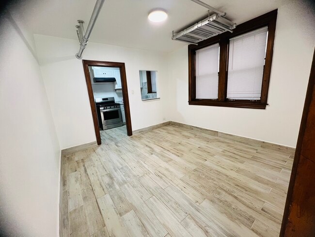 Dining area - 3025 N Parkside Ave Unit 1