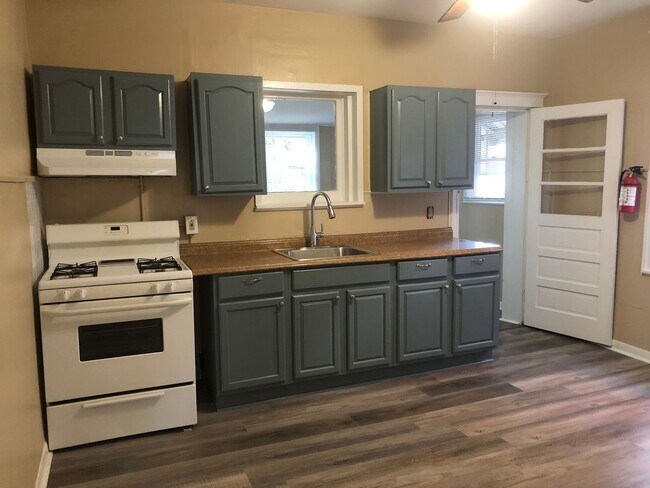 Photo - Great 3 Bedroom Home! Freshly Painted! New Flooring! Large Living Area! Eat-in-Kitchen! Screened ...