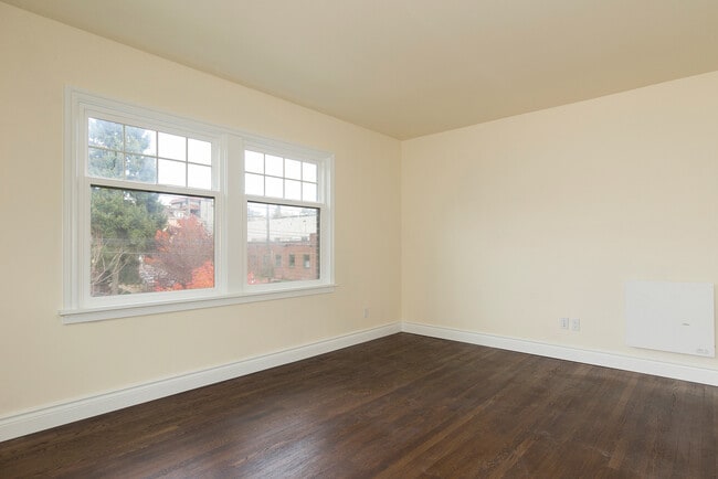 Photo - Charming 2 Bed / 1 Bath Top Floor, South-Facing Apartment w/ Roof Deck One Month Free Rent Unit 4