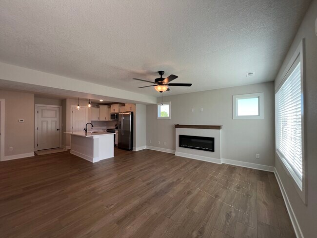 Photo - 601 Hart Ln