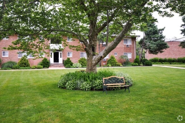 Building Photo - 7 Wildwood Gardens Unit C1 Rental