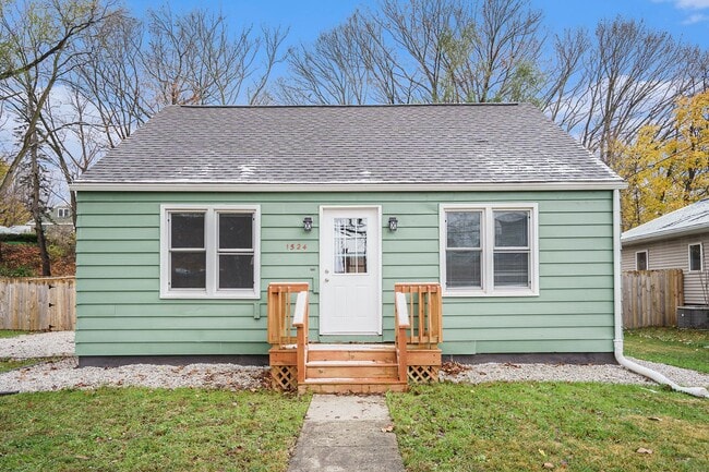 Photo - New Remodeled 3bed 1 bath home in Kalamazoo! Ask about our Deposit Free Leasing!!