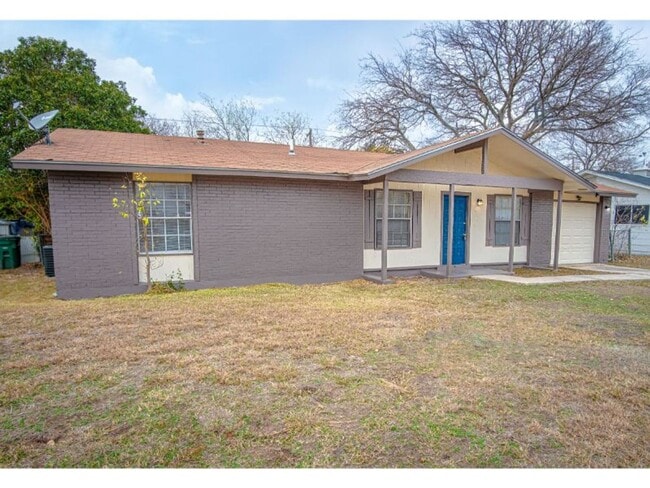 Photo - Convenient 4-Bedroom Stay Near Downtown & Attractions!