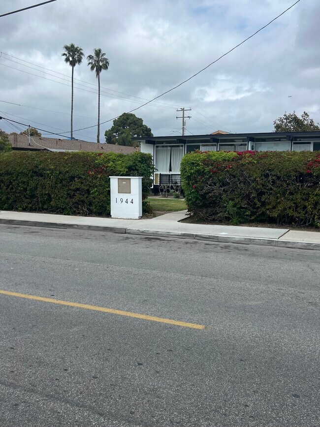 Street view - Hiding behind hedge - 1944 Maple Ave Unit B