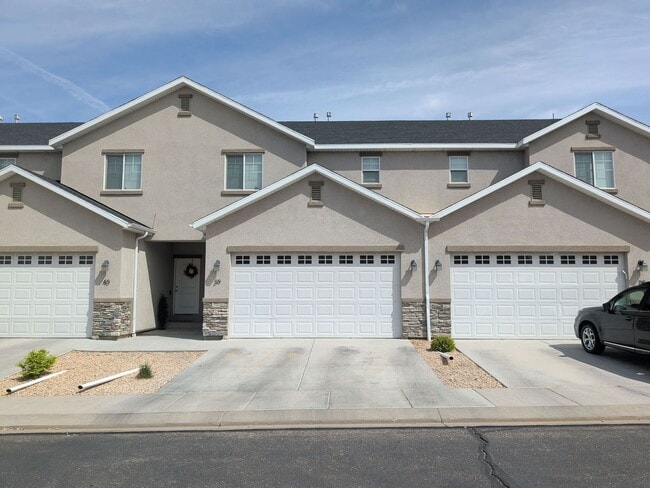 Building Photo - 3 Bedroom Home Near Schools And Entertainment Unit 39
