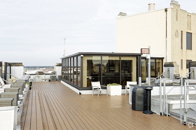 Rooftop Deck - Wainwright