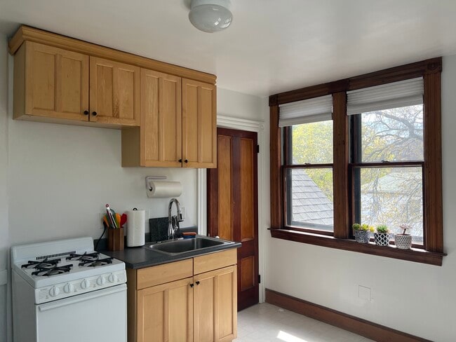 Building Photo - 83 Orchard St Unit 3