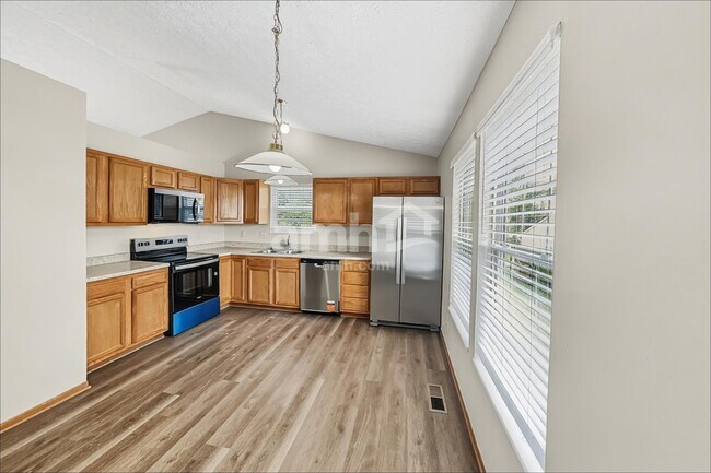 6811 Magdalena Ln