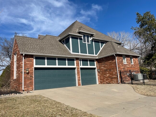 Lado - 1024 N Broadmoor St
