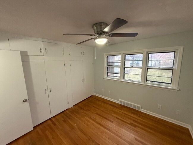 bedroom 1 - 4185 Eastway Rd