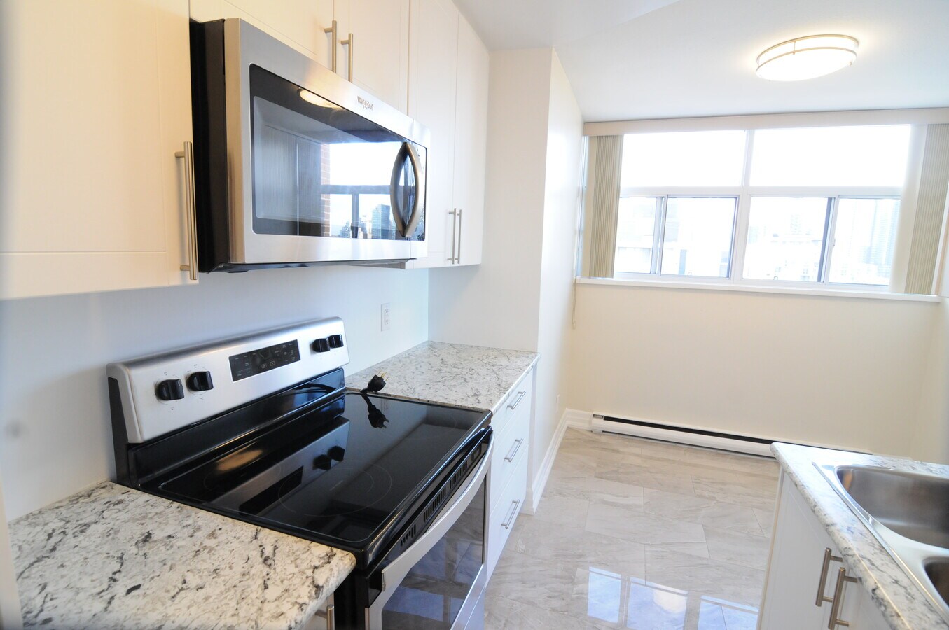 Photo - 435 Eglinton Ave E