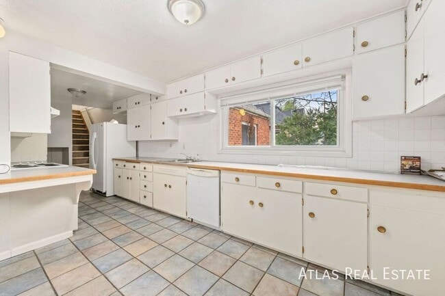 Building Photo - 2208 N 10th Ave Unit A Rental