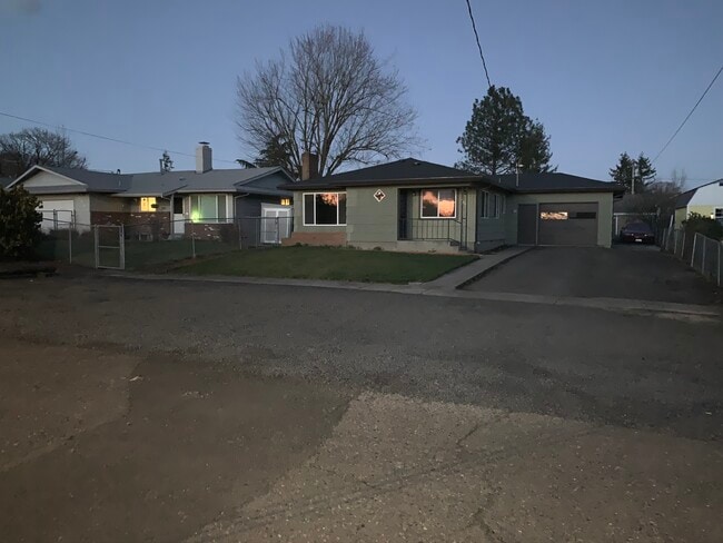 Building Photo - 364 S 8th St Rental