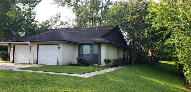 Photo - $1250 - 3/2/1 - Collins Road near the Base.