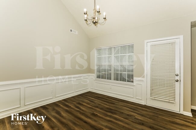 Photo - 708 Tullamore Way