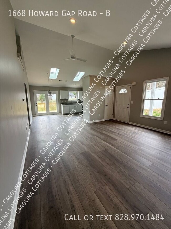 Photo - 1668 Howard Gap Rd Unidad B