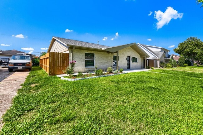 Building Photo - 8815 Sharpview Dr