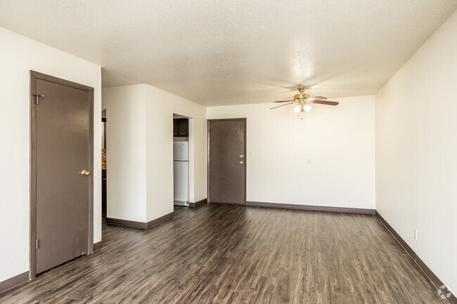 2BR, 1BA - 875 SF