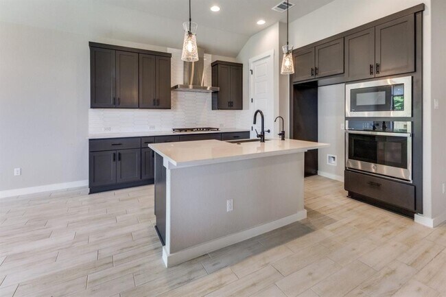 Photo - 1410 Sawmill Xing