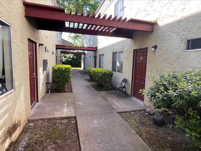 747 W 4th Ave