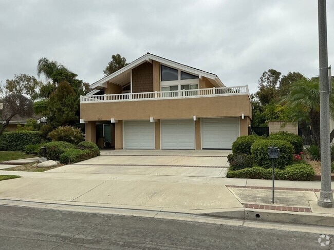 Building Photo - Charming 4 Bedroom 2 Bath 2 Story Home in ...
