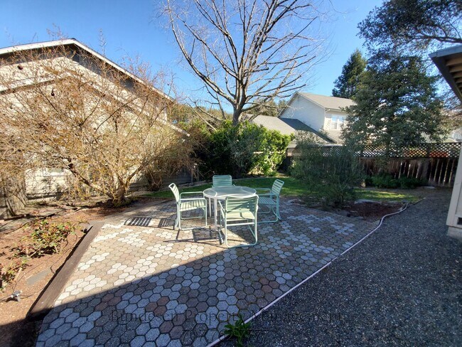 Photo - 9936 Oak St