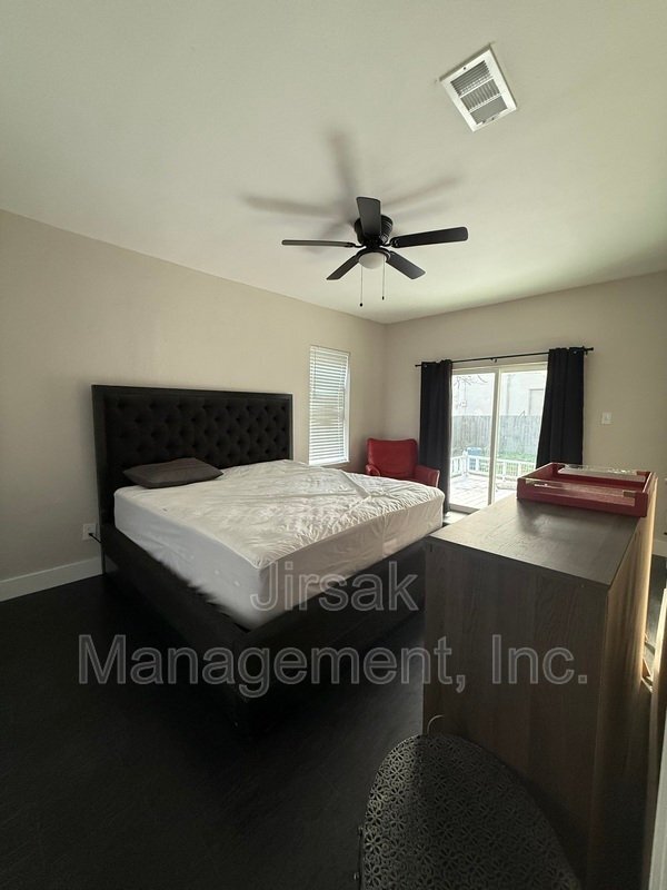 Photo - 300 16th St SE