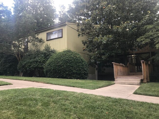 Building Photo - 611 Pine Ridge Pl Unit 611 Pine Ridge Place