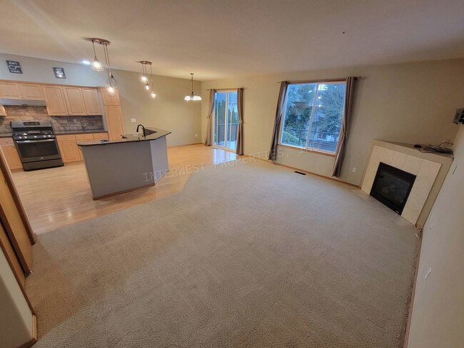 Photo - *1/2 OFF 1ST MONTH'S RENT* Large 3 Bed 2.5Ba Vancouver Beauty W/ Gas Fireplace, Dog Run, Fenced Y...
