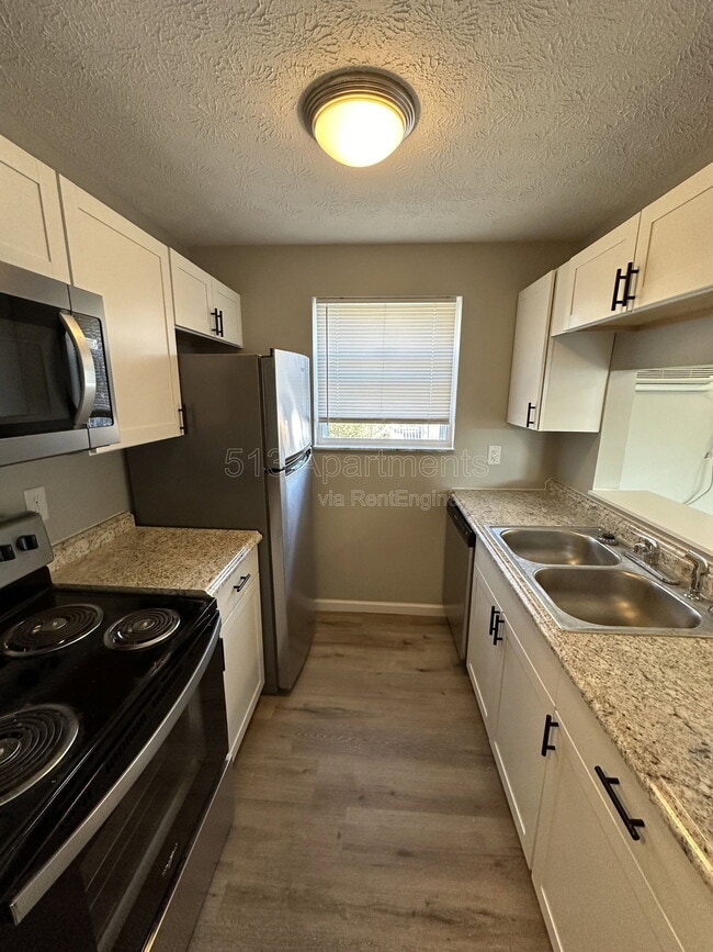 Building Photo - 6219 Graceland Ave Unit 1