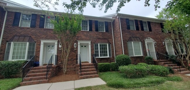 Building Photo - 2 Bedroom 3.5 Bathroom Townhouse