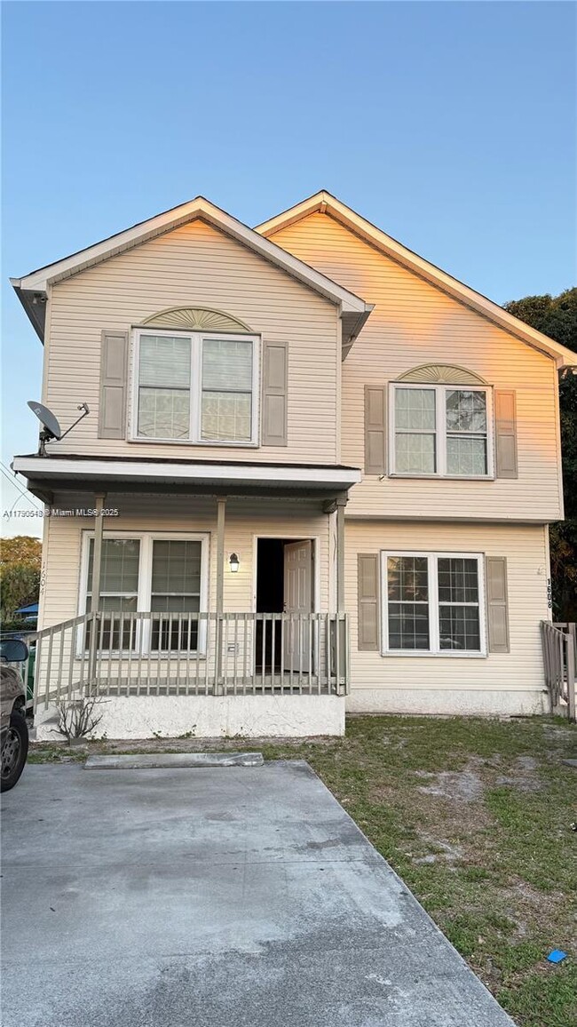 Photo - 1604 SW 44th Ave Townhome