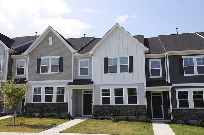 Building Photo - Beautiful 3 Bed+Bonus+2 Car Garage Townhom... Rental