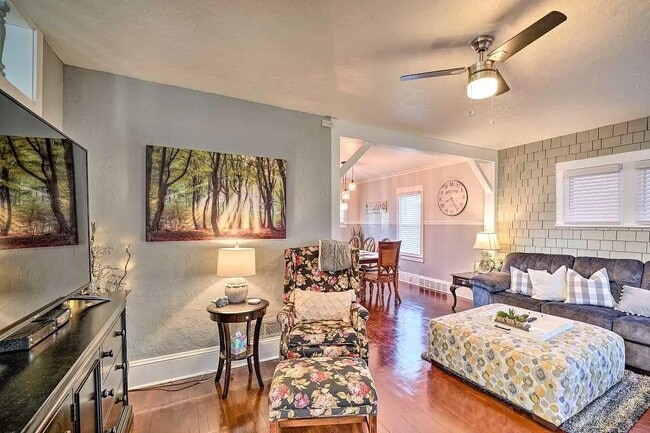 Photo - 325 W Spring St