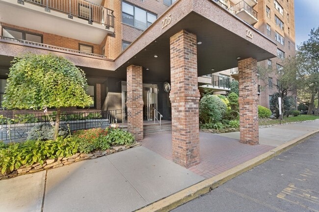 Building Photo - 225 St Pauls Ave Unit 12A