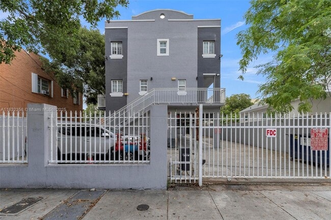 Building Photo - 1421 SW 3rd St Unit 208 Rental