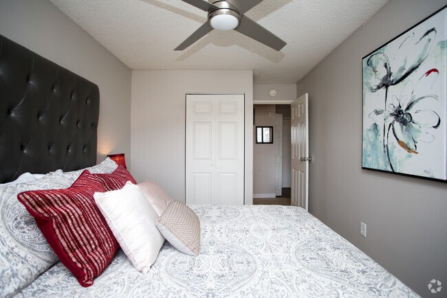 1BR, 1BA - 560 SF