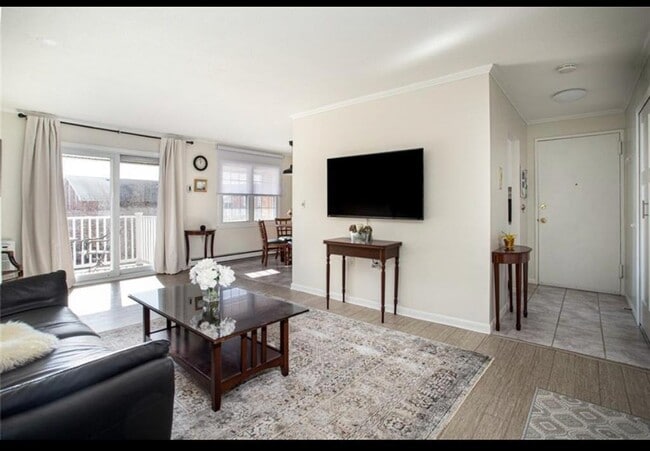 23 Bullocks Point Ave Unit 2C