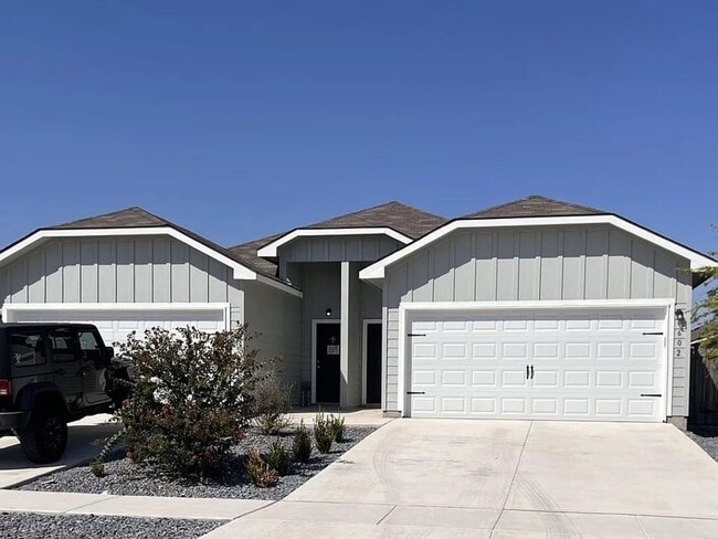 Building Photo - Luxury Duplex in Seguin! (Navarro ISD) Rental