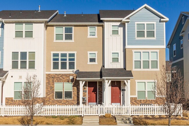 Charming 3-Bedroom Townhome with Stunning ... - Charming 3-Bedroom Townhome with Stunning ...