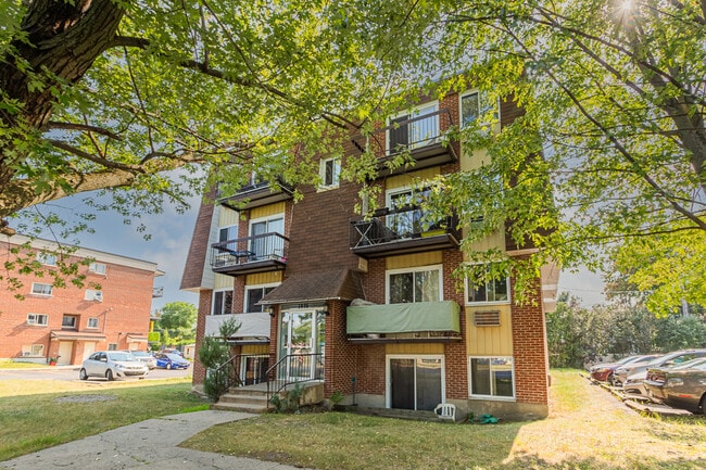 Building Photo - 1030-1036 Boul De Montarville