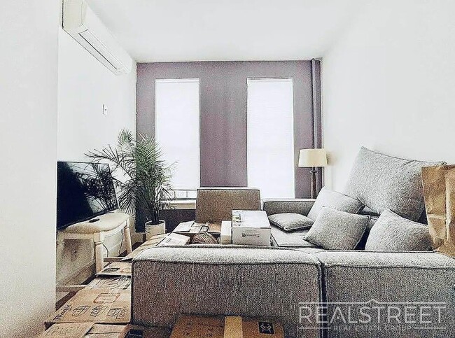 Building Photo - Catherine St Unit 1L